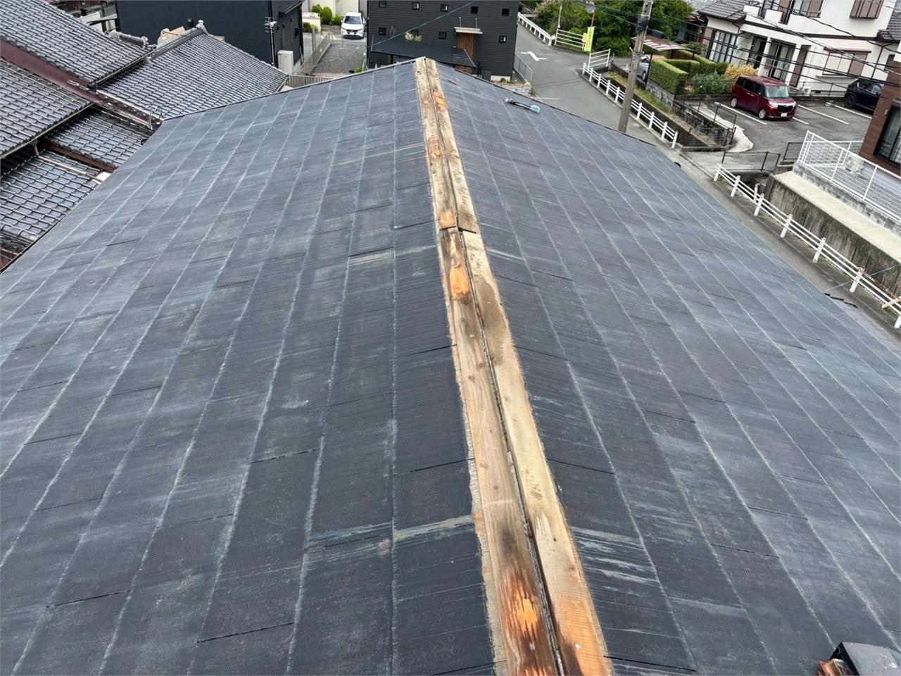既存棟板金を撤去し貫板が露出した屋根