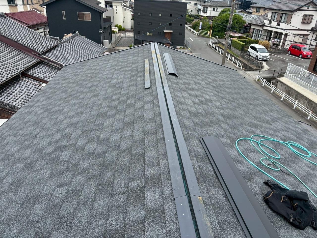 棟板金を取り付ける途中の屋根全景