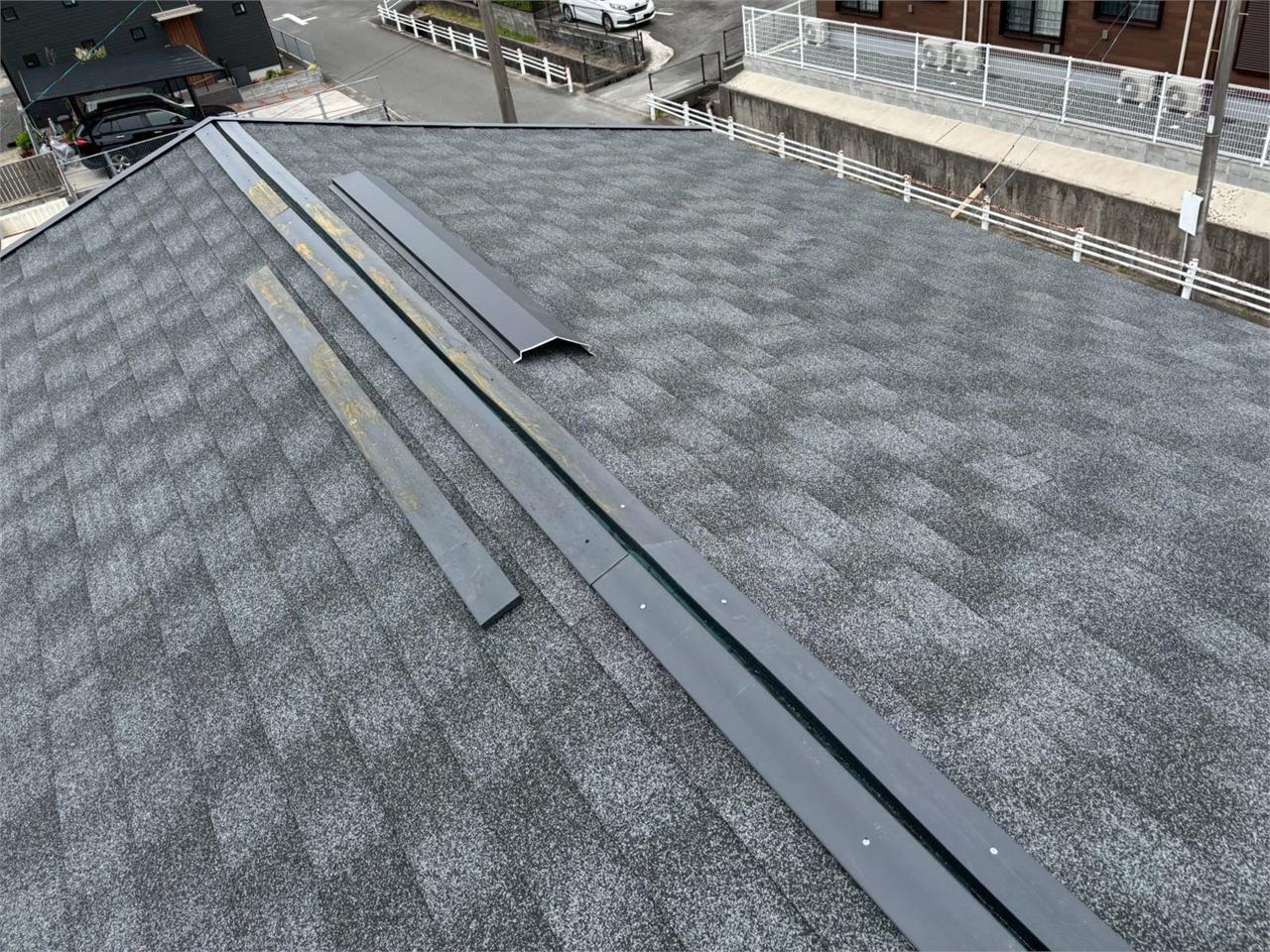 棟板金の取り付け作業を近くから見た様子