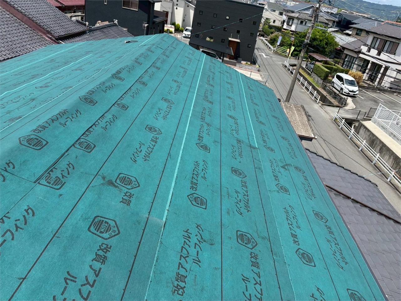 屋根全面に防水シートを施工した様子