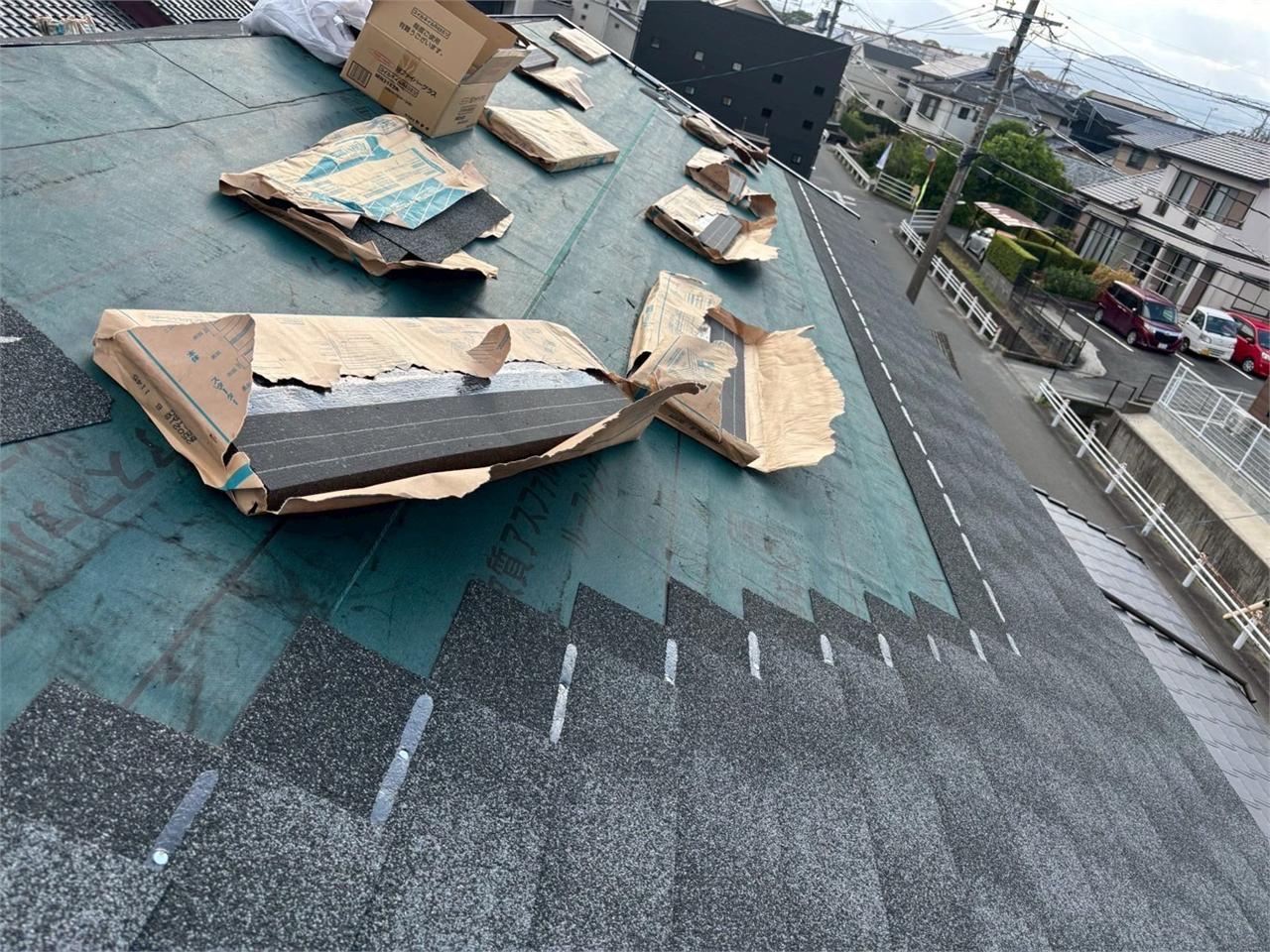 防水シートの上にシングル材を施工している様子
