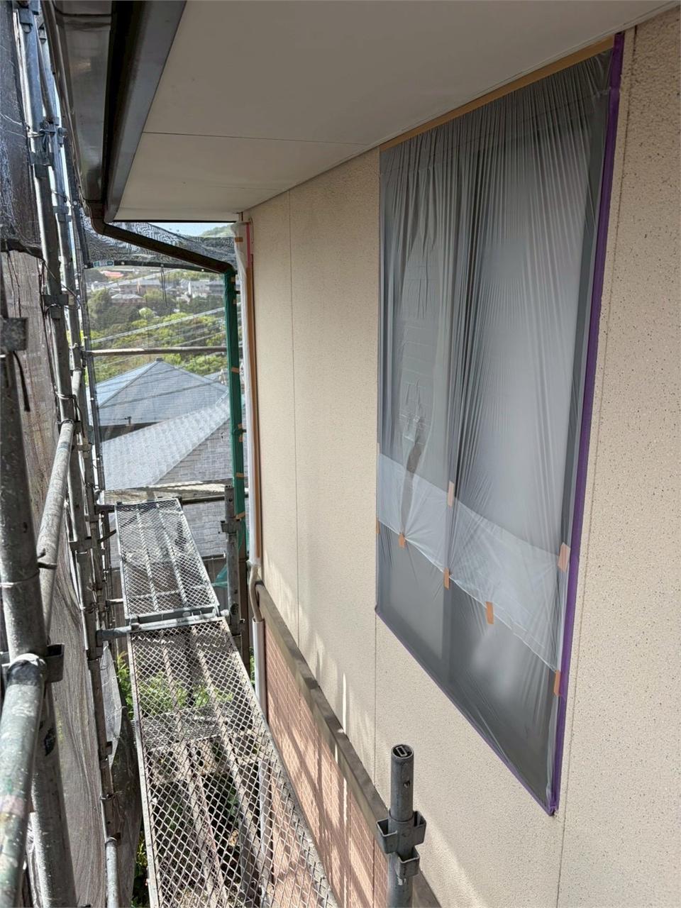 養生作業（窓・外壁の保護）